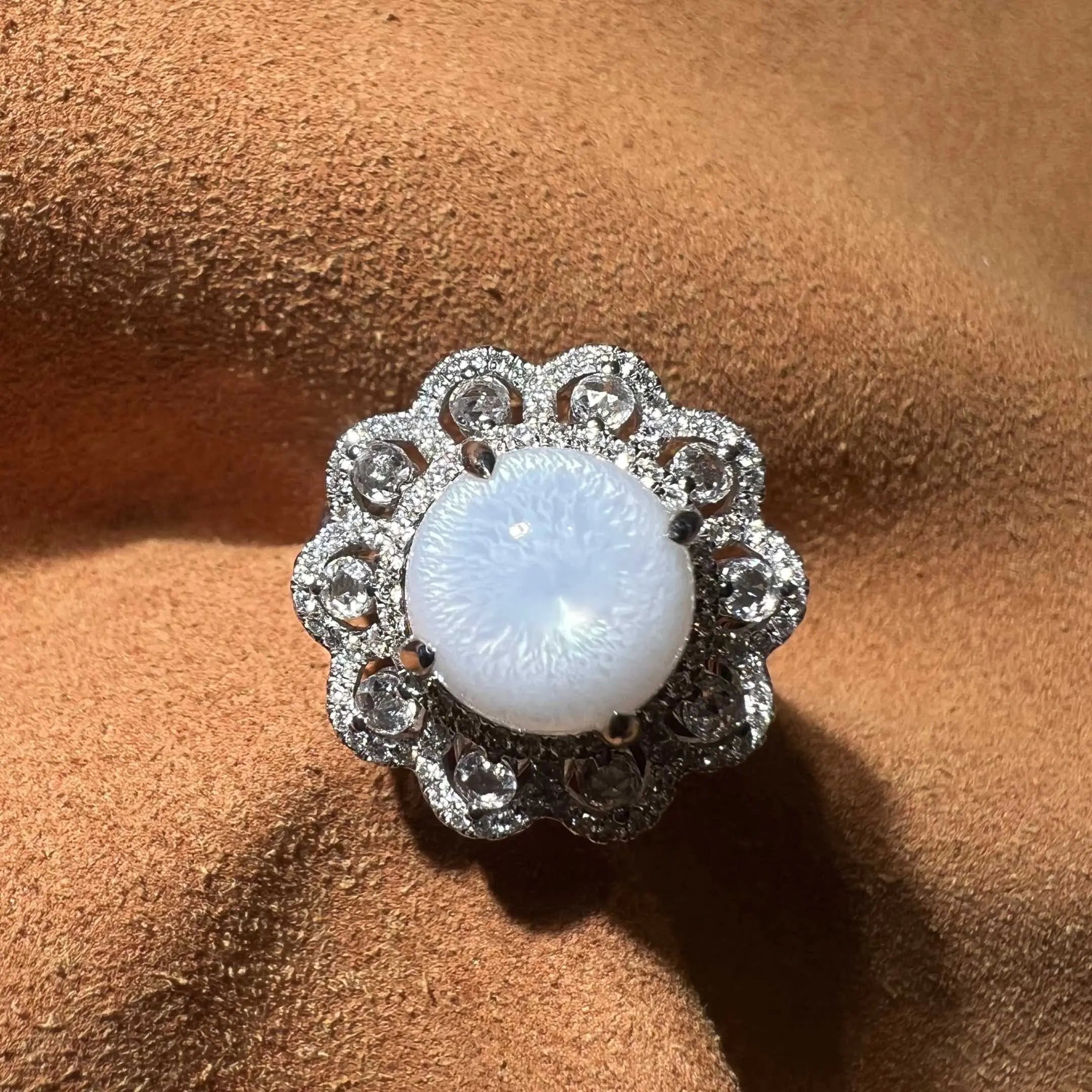 5.54ct Tridacna White Clam Pairs Pearl 18k White Gold Ring